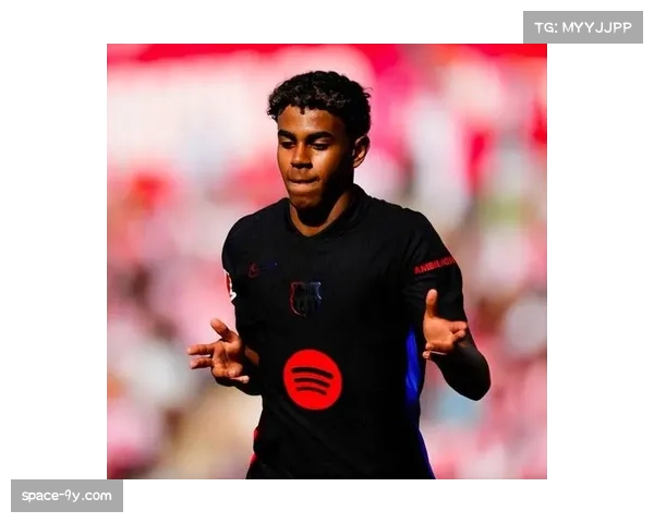 比赛画面：巴萨小将亚马尔边路连续突破制造角球